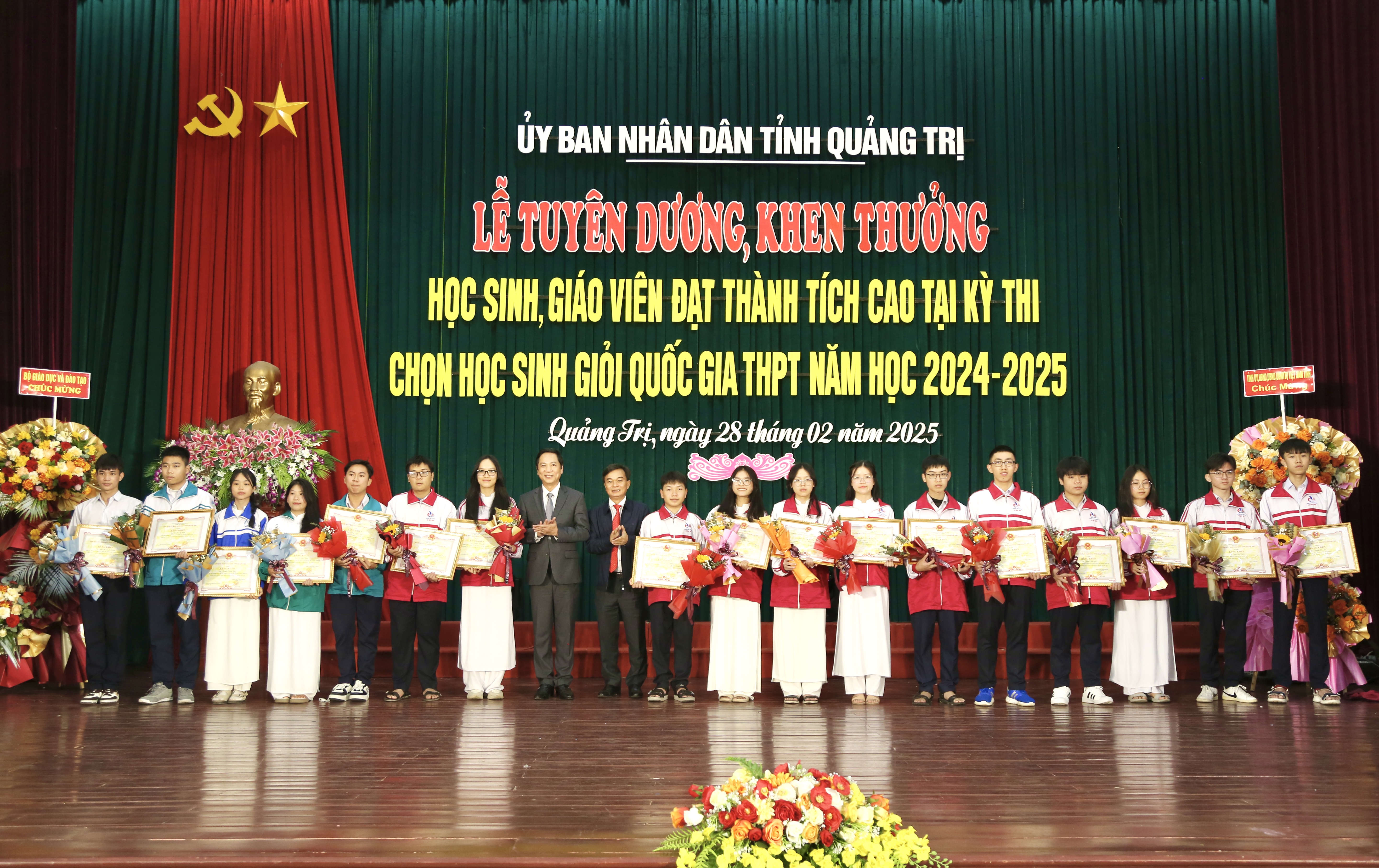 Khen thưởng học sinh và giáo viên đạt thành tích cao tại Kỳ thi chọn học sinh giỏi quốc gia THPT năm học 2024-2025