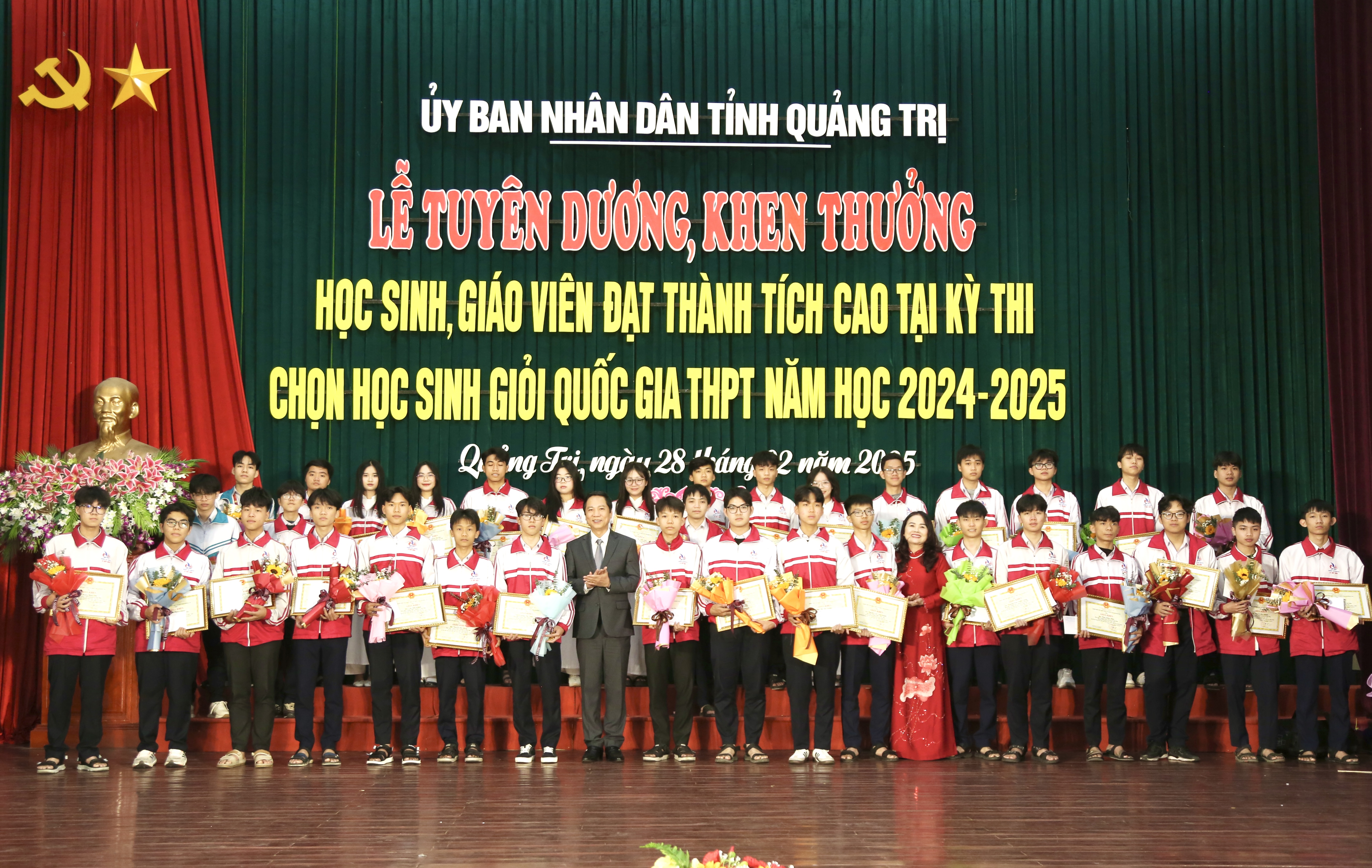 Khen thưởng học sinh và giáo viên đạt thành tích cao tại Kỳ thi chọn học sinh giỏi quốc gia THPT năm học 2024-2025