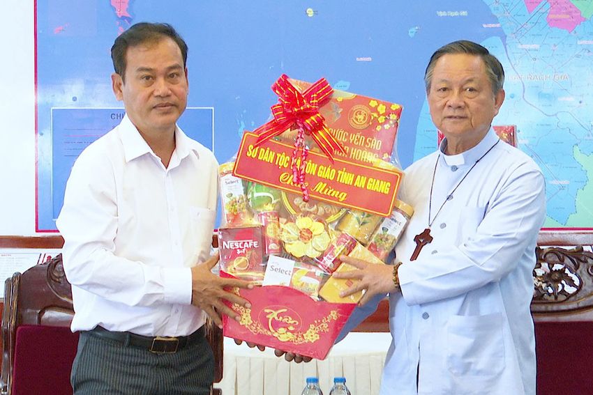 Giám đốc Sở Dân tộc và Tôn giáo tỉnh An Giang Danh Phúc thăm, chúc mừng lễ Phục sinh năm 2026