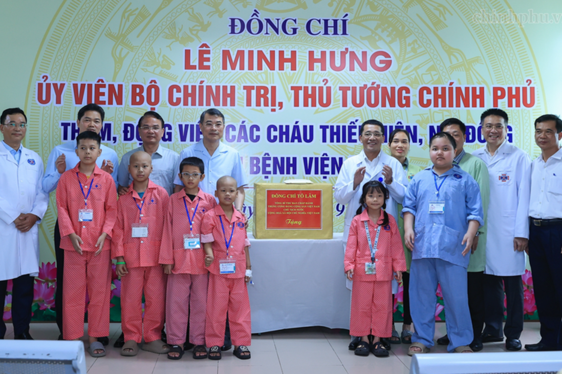 Thủ tướng trao quà của Tổng Bí thư, Chủ tịch nước Tô Lâm tặng các bệnh nhi ung thư