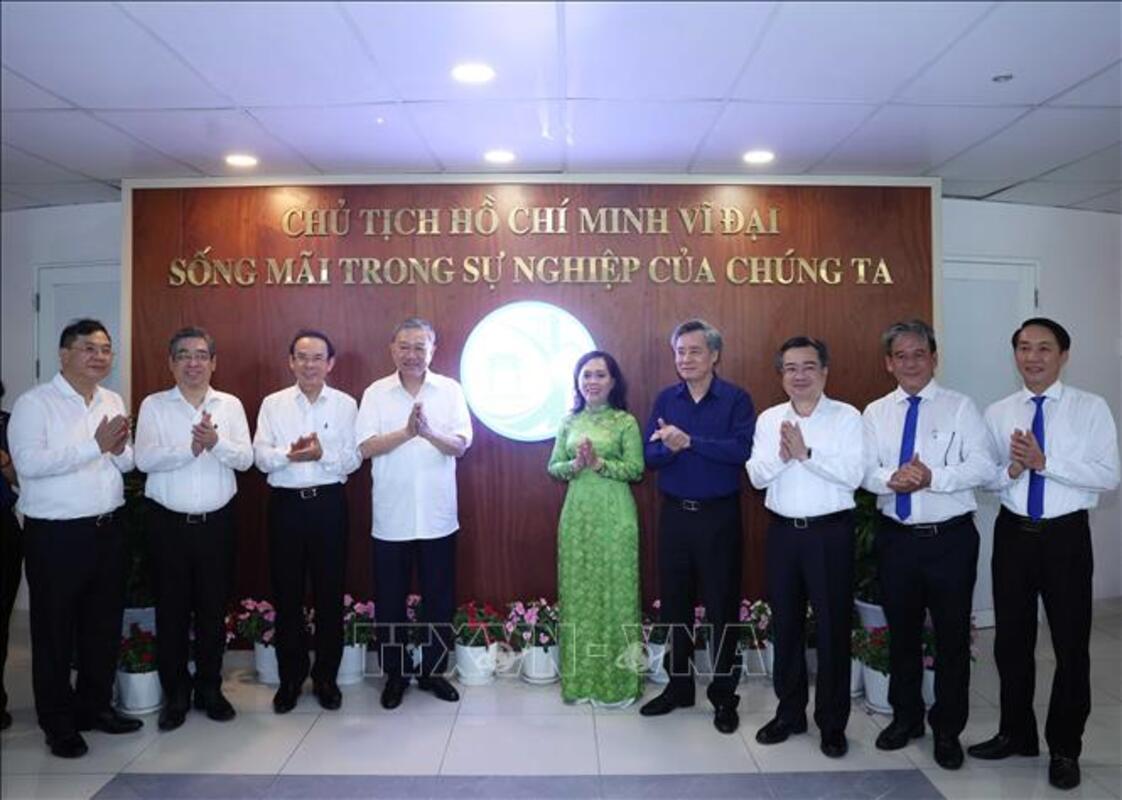 Tổng Bí thư Tô Lâm thăm, khảo sát thực tế tại Trung tâm dịch vụ hành chính công phường Xuân Hoà, Thành phố Hồ Chí Minh. Ảnh: Thống Nhất/TTXVN