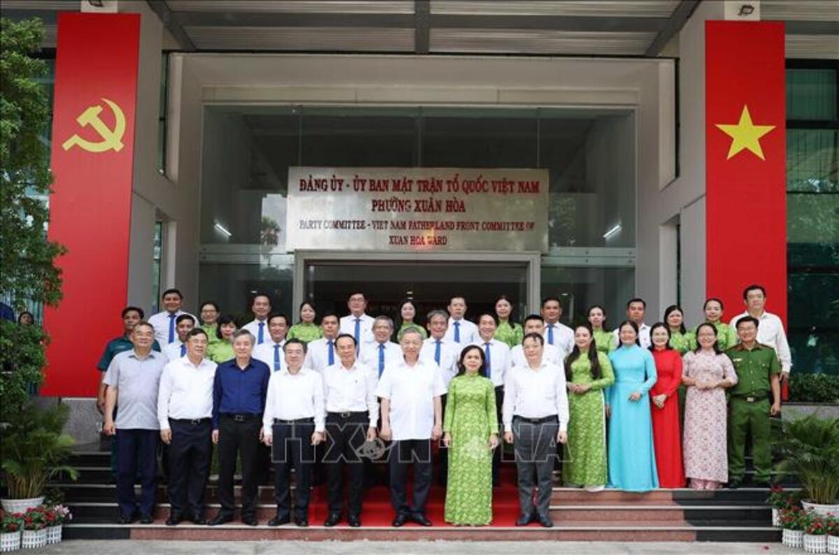 Tổng Bí thư Tô Lâm với cán bộ phường Xuân Hoà, Thành phố Hồ Chí Minh. Ảnh: Thống Nhất/TTXVN