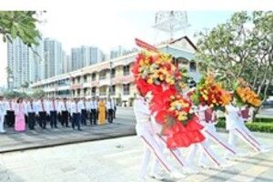 Đoàn đại biểu dự Đại hội Đảng bộ UBND TPHCM dâng hoa Chủ tịch Hồ Chí Minh