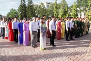 Phường Cam Ranh tổ chức dâng hương, dâng hoa tại Tượng đài Bác Hồ