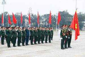 Đoàn đại biểu dự Đại hội Phụ nữ Quân đội lần thứ VIII báo công dâng Bác