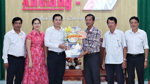 Nhiều đoàn đến thăm, chúc tết Báo và Phát thanh - Truyền hình An Giang
