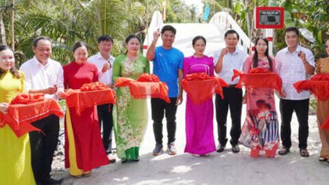 Mặt trận Giồng Riềng giúp dân chuyển đổi số