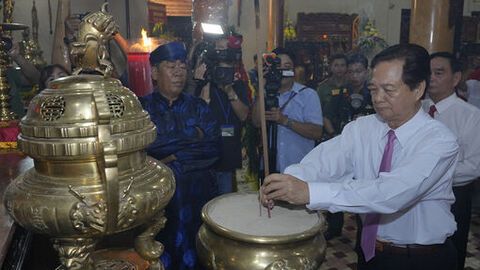 Nguyên Thủ tướng Chính phủ Nguyễn Tấn Dũng dâng hương Anh hùng dân tộc Nguyễn Trung Trực