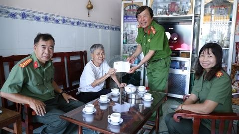 Công an tỉnh An Giang bàn giao 2 căn nhà Tình nghĩa 