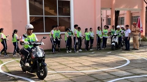 200 học sinh Trường THPT chuyên Thoại Ngọc Hầu được đào tạo kỹ năng lái xe an toàn 