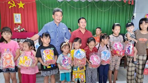 Các địa phương trao quà Trung thu cho thiếu nhi, học sinh có hoàn cảnh khó khăn