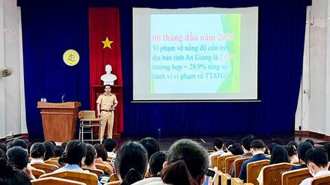 Hơn 2.560 sinh viên mới được trang bị kiến thức an toàn giao thông đường bộ 