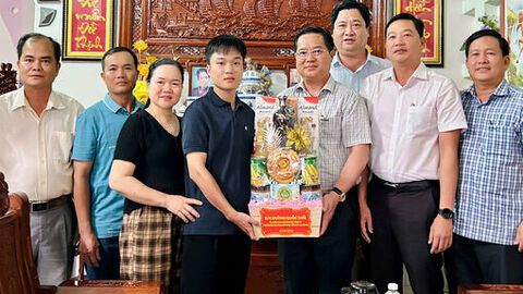 Chủ nhiệm Ủy ban Kiểm tra Tỉnh ủy An Giang Huỳnh Quốc Thái thăm gia đình tân binh, kiểm tra công tác chuẩn bị bầu cử xã Bình Sơn