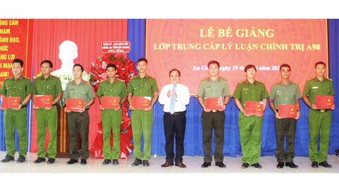 Trường Chính trị Tôn Đức Thắng bế giảng lớp trung cấp lý luận chính trị hệ tập trung A98