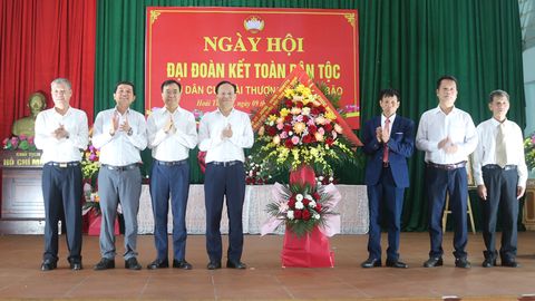 Phó Chủ tịch UBND tỉnh Phạm Văn Thịnh dự Ngày hội Đại đoàn kết toàn dân tại thôn Hoài Thượng (xã Liên Bão)