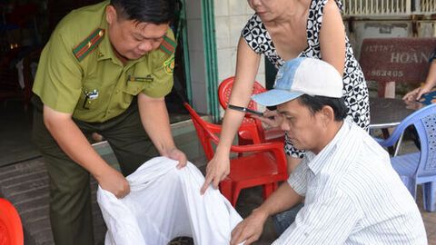 Người dân phường Rạch Giá giao nộp con trăn đất gần 8kg