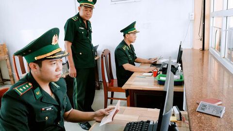 Cán bộ Biên phòng có trách nhiệm nơi Cửa khẩu quốc tế Hà Tiên