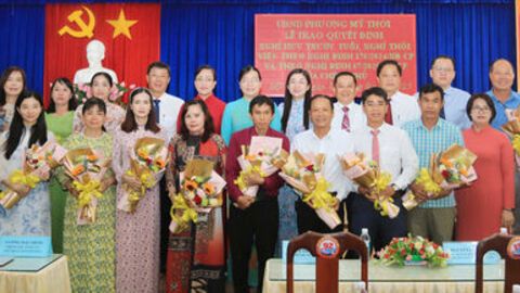 Phường Mỹ Thới trao quyết định cho cán bộ nghỉ hưu trước tuổi, thôi việc và tiếp nhận cán bộ 