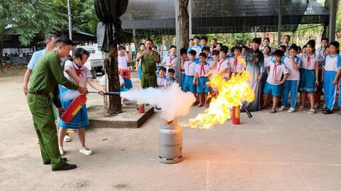 Tuyên truyền phòng cháy, chữa cháy tại Trường Tiểu học Bán trú “A” Nhà Bàng