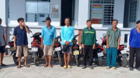 Công an xã Bình Thạnh Đông bắt 10 người đá gà ăn tiền qua mạng