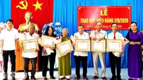 Đảng ủy xã Óc Eo trao Huy hiệu Đảng cho 22 đảng viên