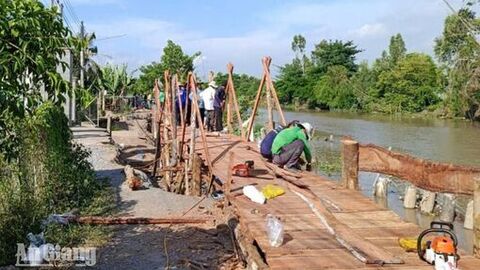 Xã Phú Hòa hoàn thành cầu tạm qua điểm sạt lở 