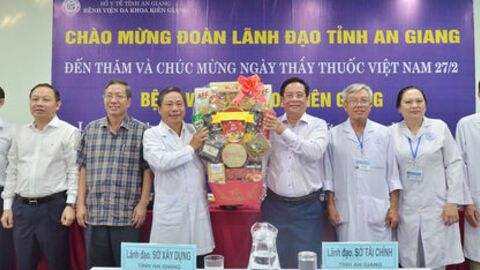 Chủ tịch UBND tỉnh An Giang Hồ Văn Mừng thăm, chúc mừng Bệnh viện Đa khoa Kiên Giang 