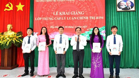 Khai giảng lớp trung cấp lý luận chính trị tại xã Hòn Đất