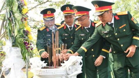 Bộ Chỉ huy Quân sự tỉnh An Giang dâng hương tại Khu Lưu niệm Lực lượng vũ trang tỉnh