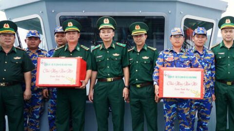 Phó Tư lệnh Bộ đội Biên phòng làm việc, chúc tết các đơn vị đặc khu Kiên Hải