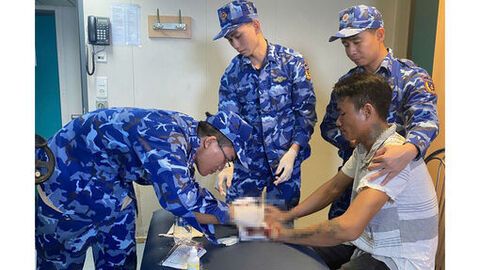 Kịp thời hỗ trợ y tế cho ngư dân bị tai nạn lao động trên biển