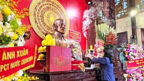 Phó Chủ tịch nước Võ Thị Ánh Xuân dâng hương Chủ tịch Tôn Đức Thắng 