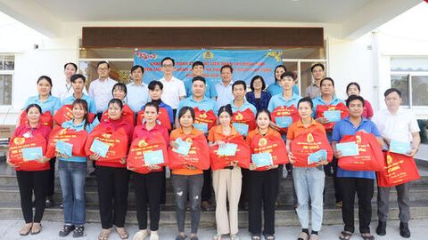 Liên đoàn Lao động tỉnh An Giang thăm doanh nghiệp và tặng quà 200 đoàn viên, người lao động