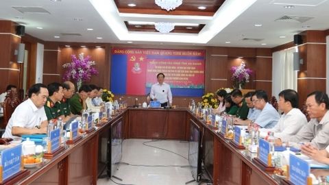 Chủ tịch UBND tỉnh An Giang Hồ Văn Mừng kiểm tra công tác tuyển quân, công tác bầu cử tại phường Long Xuyên