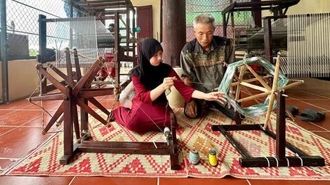 Giữ nghề dệt thổ cẩm