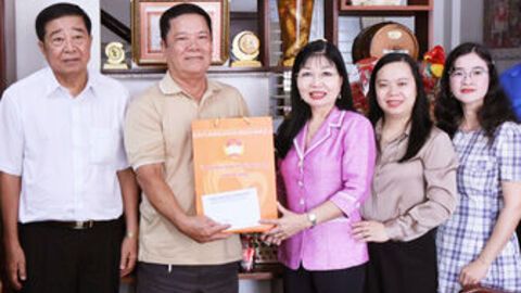 Phó Bí thư Tỉnh ủy Trần Thị Thanh Hương thăm, chúc tết các đồng chí nguyên Chủ tịch Ủy ban MTTQ Việt Nam tỉnh