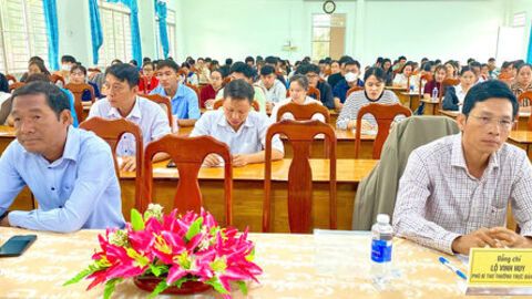 Gần 130 cán bộ, công chức 5 xã tham gia bồi dưỡng nhận thức về Đảng