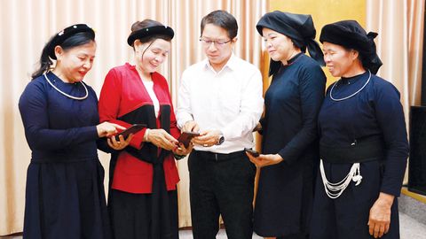 Dân vận ở vùng đồng bào dân tộc thiểu số: Phát huy vai trò của người có uy tín