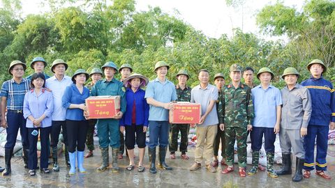 Chủ tịch UBND tỉnh Vương Quốc Tuấn thăm, động viên các lực lượng tham gia công tác chống tràn tại đê bối Đẩu Hàn