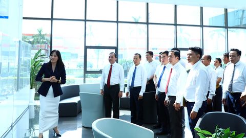 Đoàn công tác Tạp chí A-lun-may (Lào) và Tạp chí Cộng sản thăm Công ty TNHH Luxshare - ICT tại Bắc Ninh