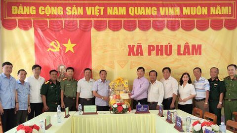 Giám đốc Sở Văn hóa và Thể thao tỉnh An Giang Nguyễn Khánh Hiệp chúc tết hai xã Phú An, Phú Lâm