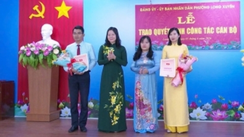 Đảng ủy, UBND phường Long Xuyên trao quyết định cán bộ
