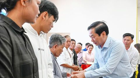 Bộ trưởng Bộ Nội vụ Đỗ Thanh Bình chúc tết, tặng quà tại xã Vĩnh Bình 