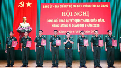 Trao quyết định thăng quân hàm, nâng lương sĩ quan Biên phòng An Giang 