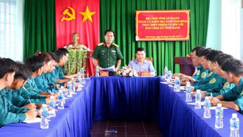Kiểm tra tình hình thực hiện nhiệm vụ tại Ban Chỉ huy Quân sự xã Vĩnh Hanh