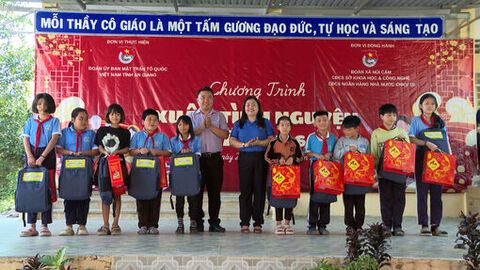 “Xuân Tình nguyện 2026” mang Tết đến học sinh xã Núi Cấm