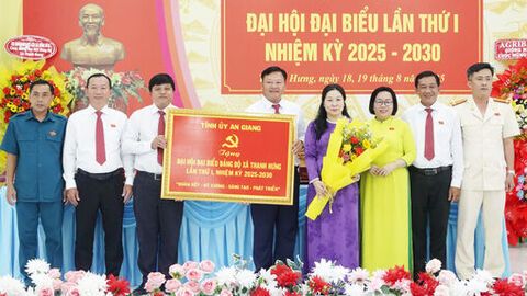 Phó Chủ tịch Thường trực HĐND tỉnh An Giang Lê Hồng Thắm chỉ đạo Đại hội Đảng bộ xã Thạnh Hưng