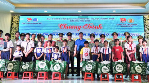 Đoàn Thanh niên đặc khu Phú Quốc thực hiện chương trình tặng túi an sinh - đồng hành vì biển, đảo quê hương