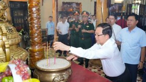 Phó Thủ tướng Hồ Quốc Dũng dâng hương tri ân Anh hùng dân tộc Nguyễn Trung Trực và các anh hùng liệt sĩ tại An Giang 