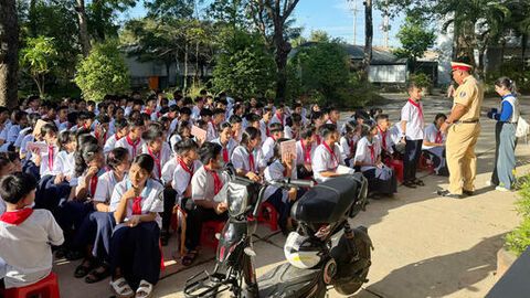 Tuyên truyền an toàn giao thông và phòng, chống tệ nạn học đường